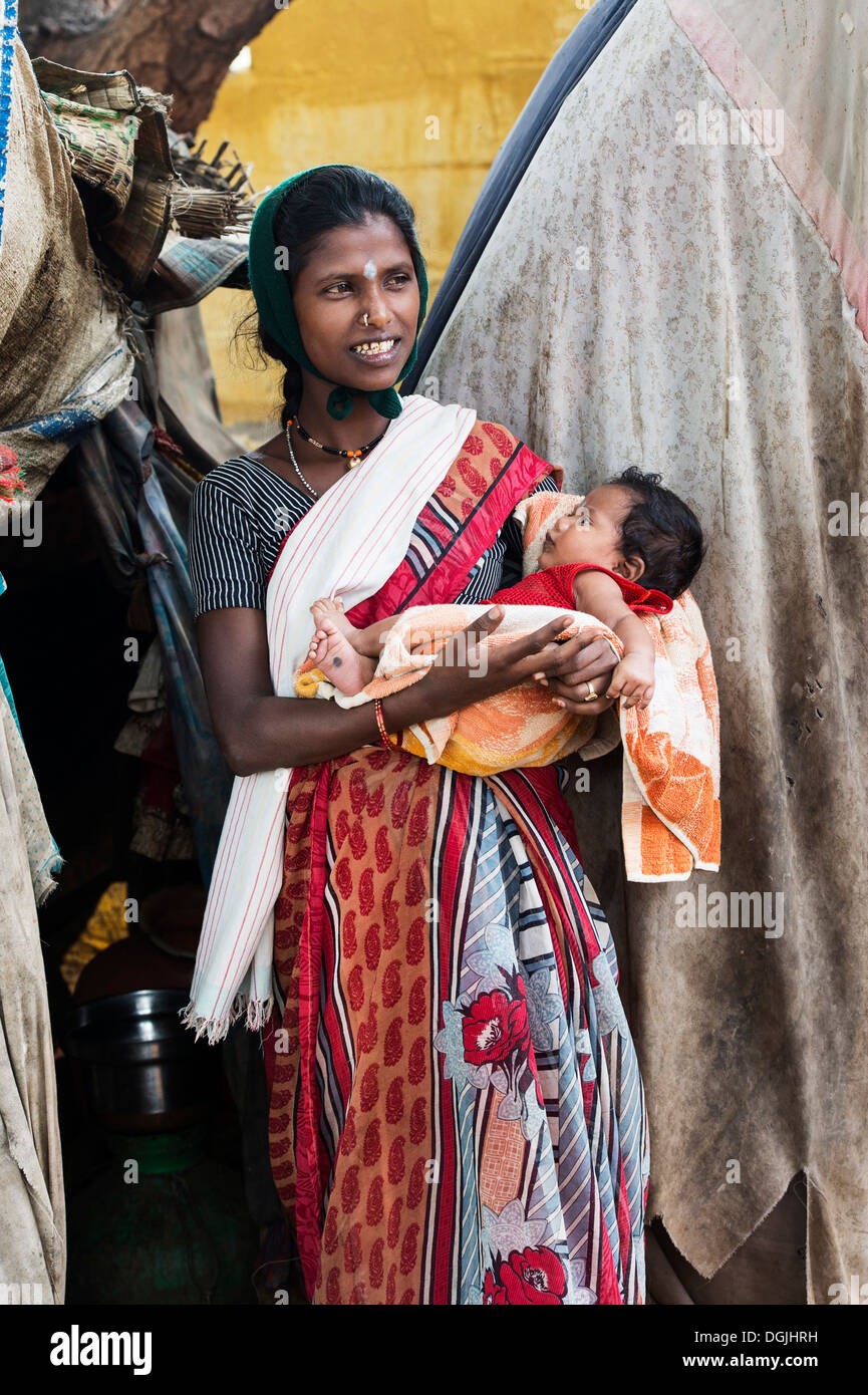 Niedrigere Kaste indische Frau mit ihrem Baby draußen ihr Bender / Zelt / shelter. Andhra Pradesh, Indien Stockfoto
