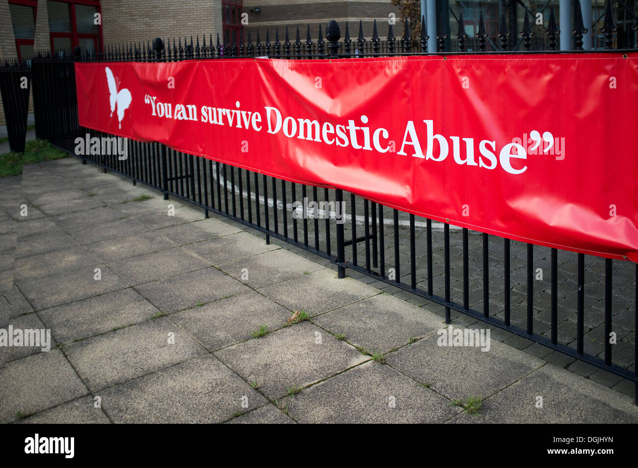 Ein Banner mit einem Zitat über häusliche Gewalt. Stockfoto