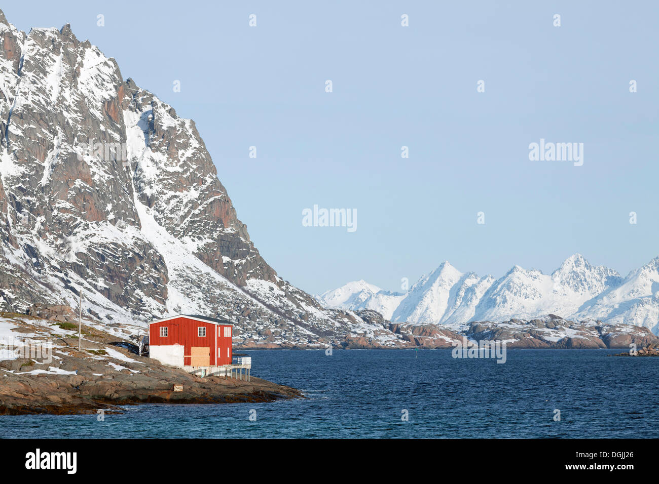 Isolierte Rote Haus Neben Dem Fjord Im Winter Vestvagoy Lofoten