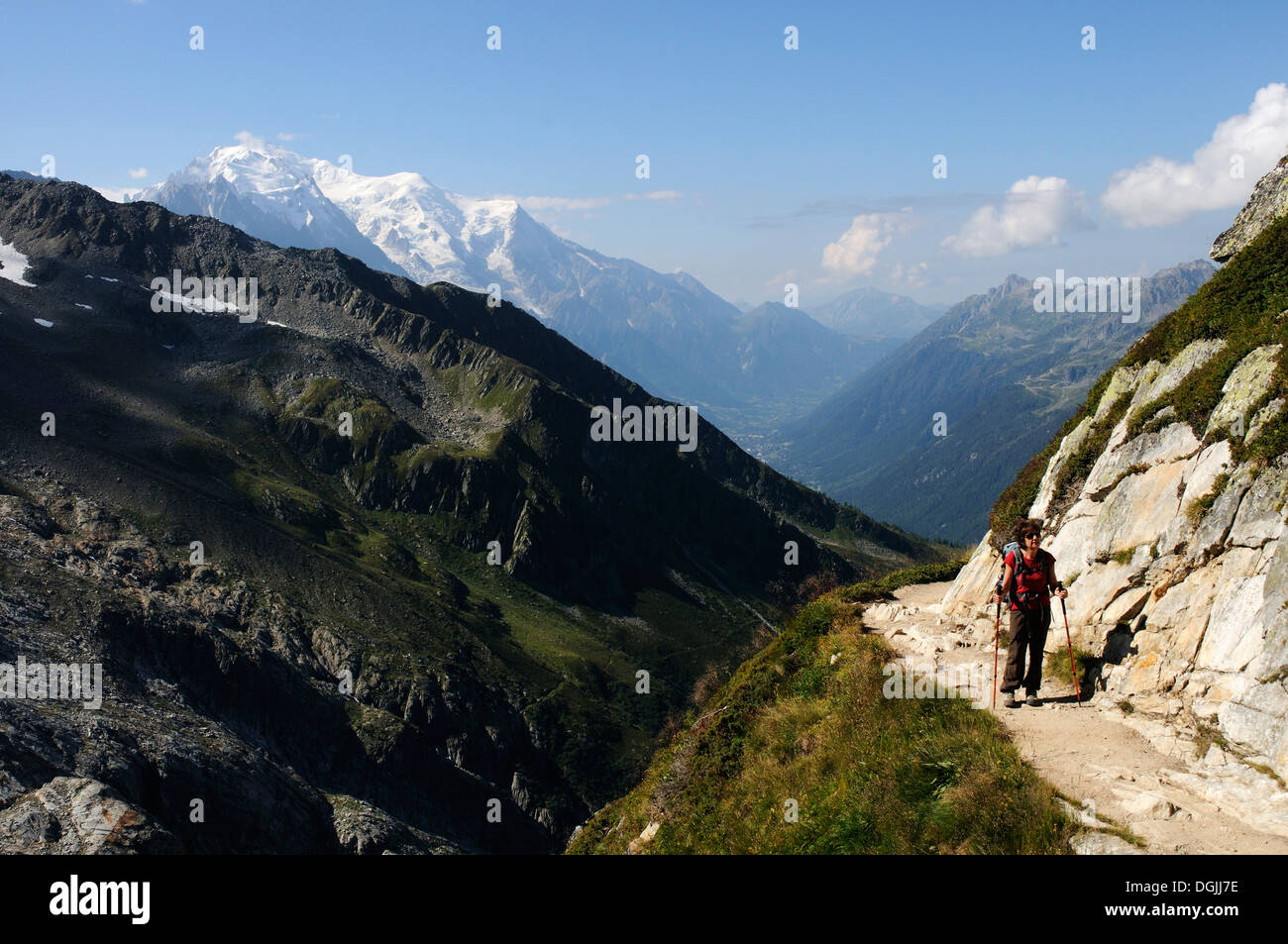 Eine ältere Frau zu Fuß in den französischen Alpen Stockfoto