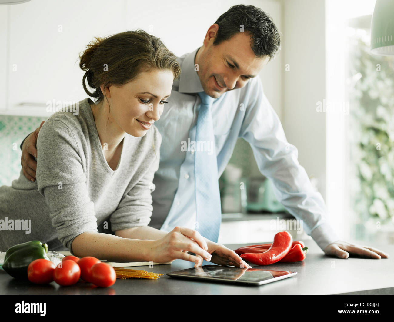 Geschäftsmann und Frau mit digital-Tablette in Küche Stockfoto