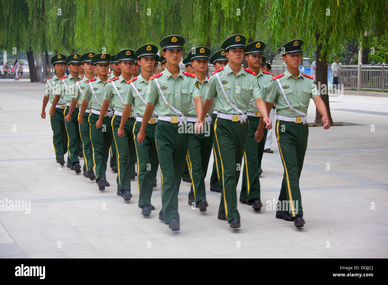 Gruppe von marschierenden Soldaten, Tiananmen Platz, Peking, Volksrepublik China Stockfoto