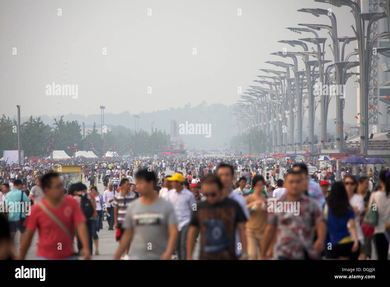 Menschenmassen in den Olympiapark Peking, Beijing, China, Volksrepublik China Stockfoto