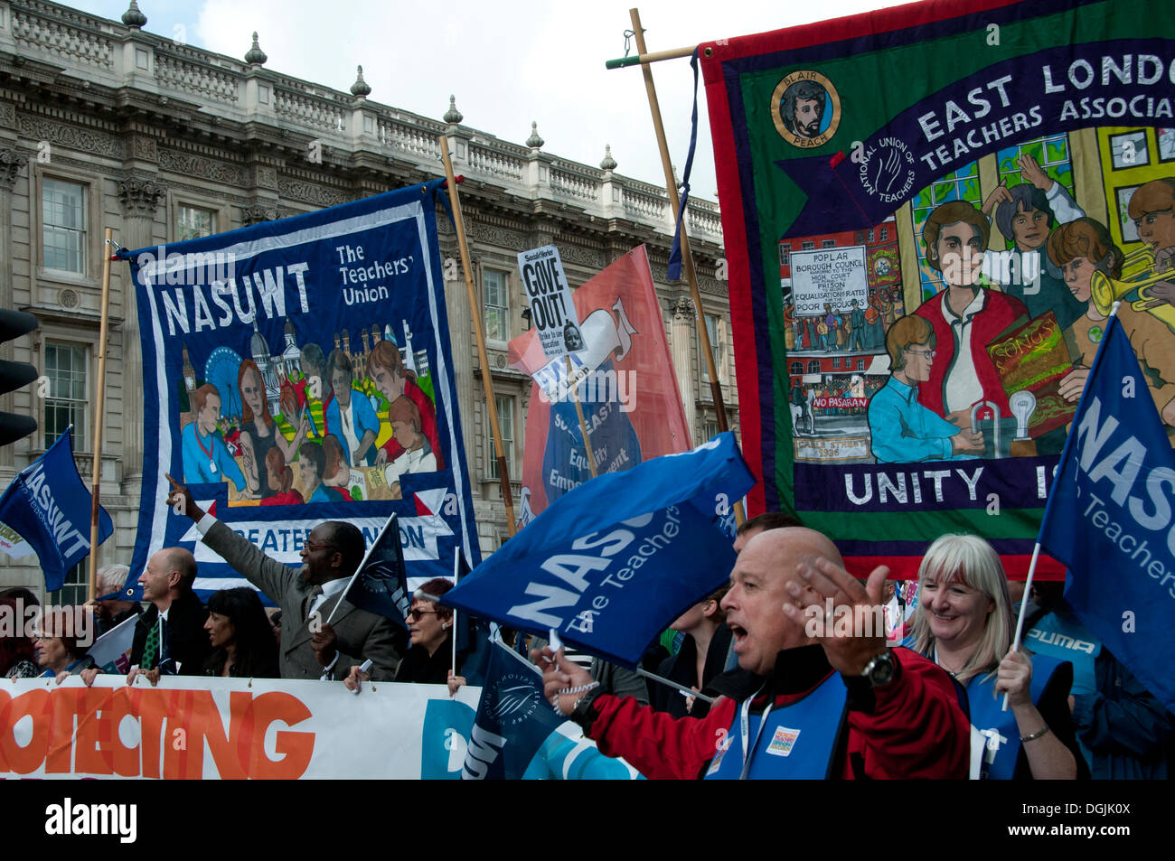 17. Oktober 2013. Lehrer demonstrieren gegen die vorgeschlagenen Änderungen an Renten, marschieren mit Union Banner Stockfoto