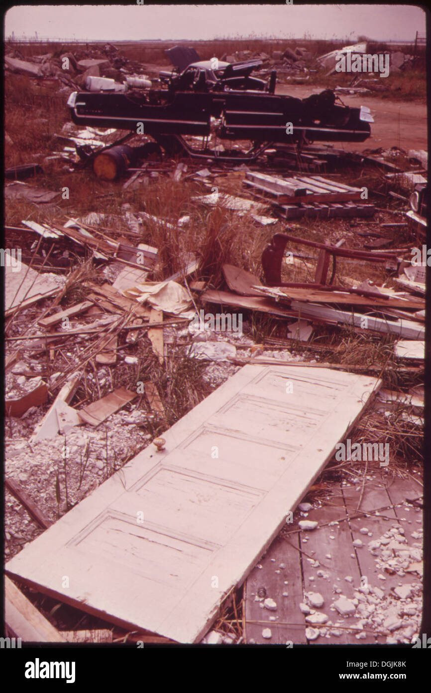 PAPIERKORB VON BAUARBEITEN IN DER NÄHE DER GEMEINDE BROAD CHANNEL IN JAMAICA BAY 547888 Stockfoto