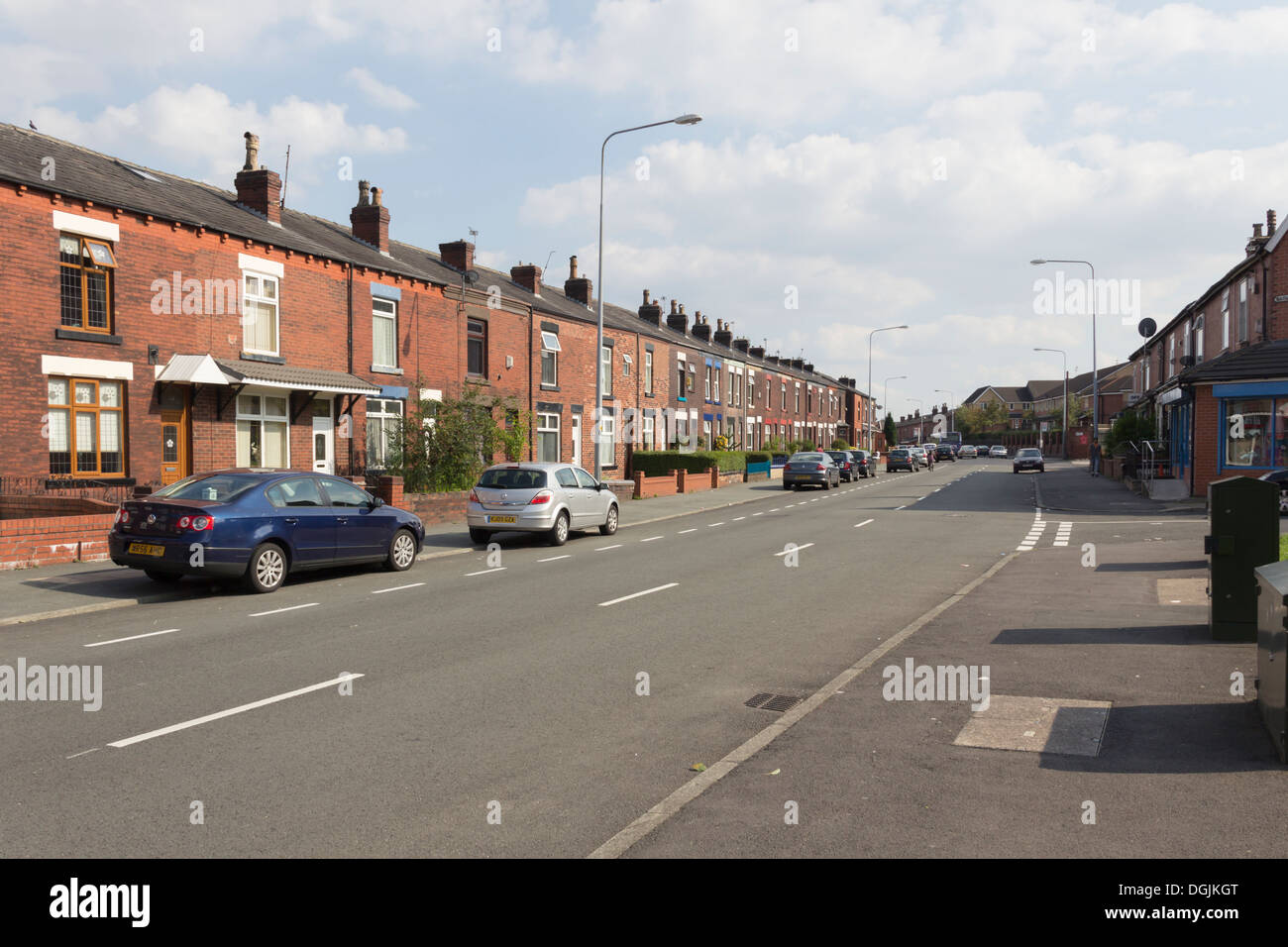 Crescent Road, Bolton, Lancashire mit Reihenhäuser aus dem späten 19./frühes 20. Jahrhundert entlang der Straße Stockfoto