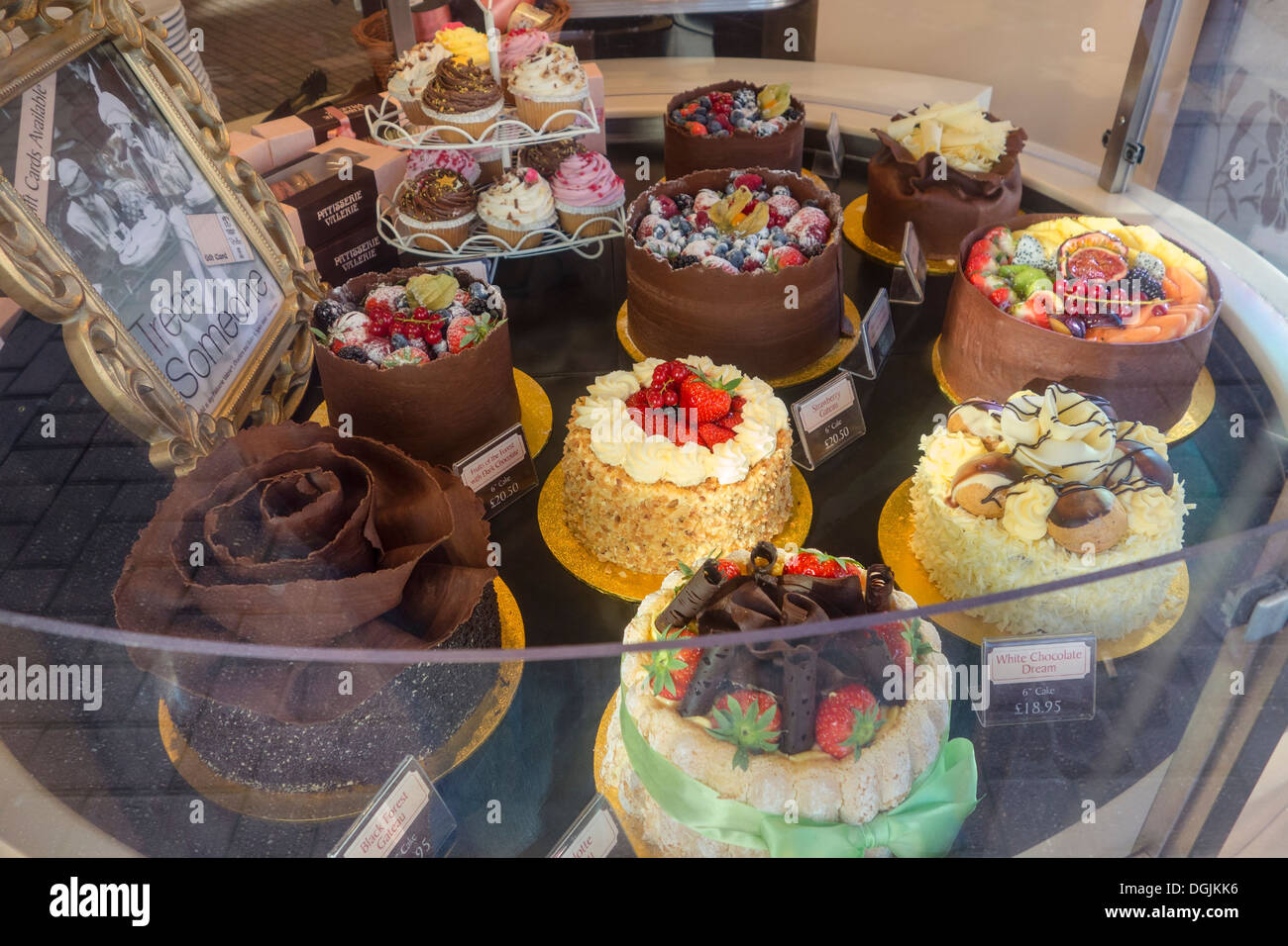 Eine Auswahl an Kuchen in einem Schaufenster. Stockfoto
