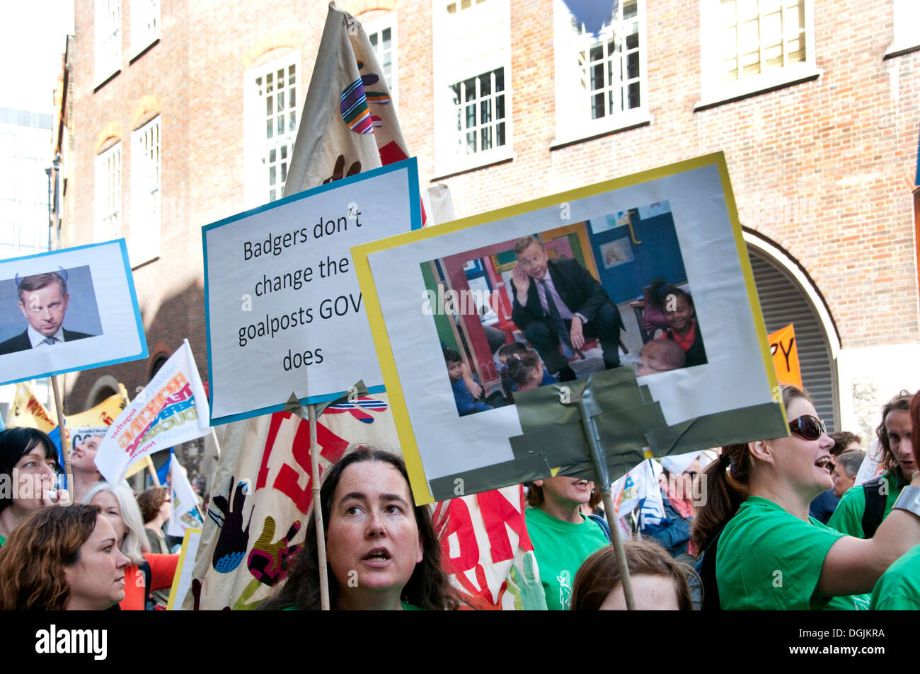 17. Oktober 2013. Lehrer demonstrieren gegen die vorgeschlagenen Änderungen an Renten. Plakate mit Fotos von Michael Gove Stockfoto