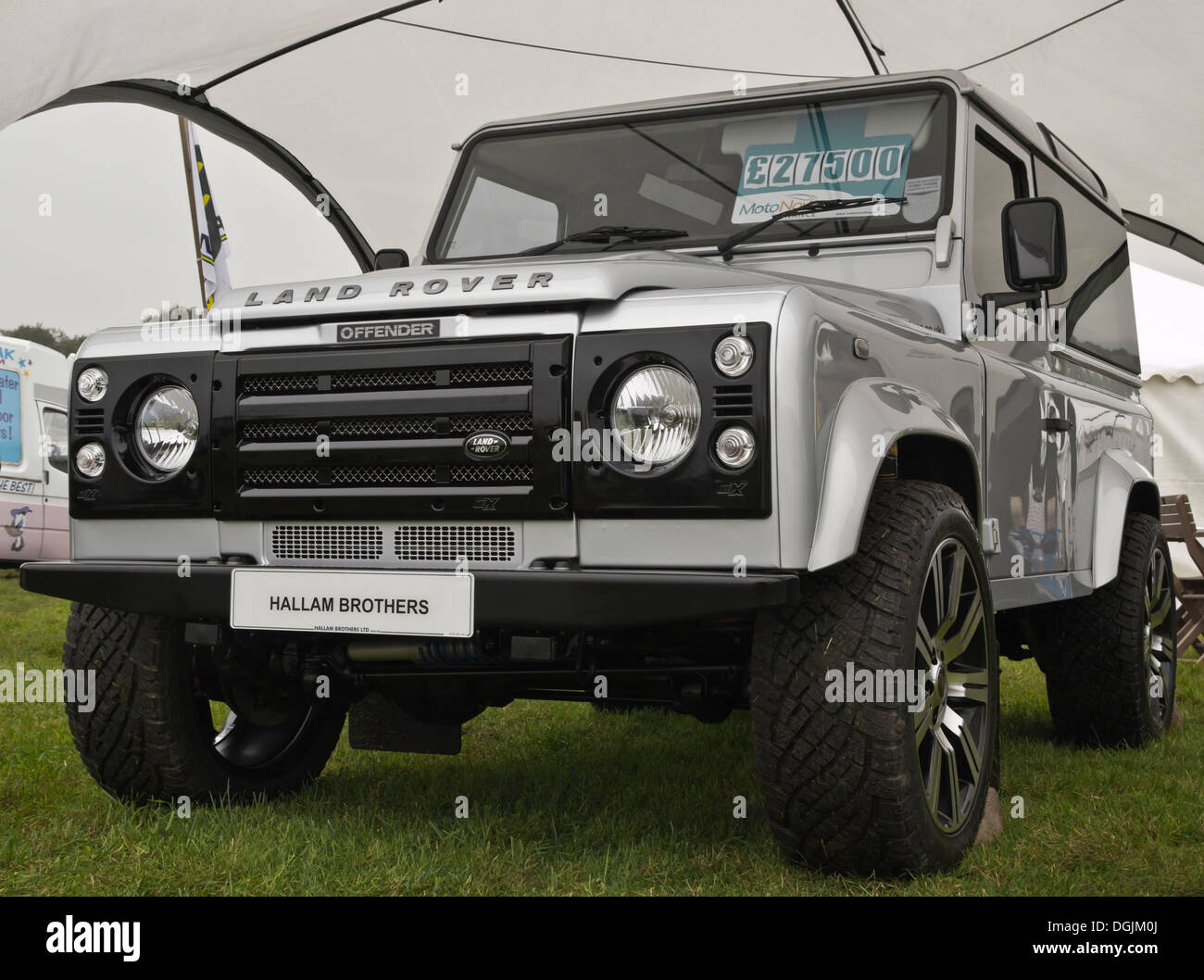 Land Rover 90 Verteidiger zum Verkauf mit Täter-Emblem auf der Motorhaube, Hayfield landwirtschaftliche zeigen Derbyshire Stockfoto