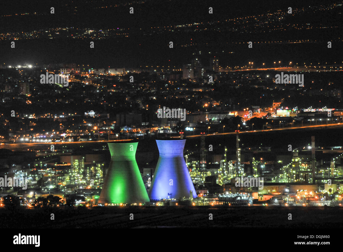 Israel, Haifa bay in der Nacht die Kühltürme der Ölraffinerie Stockfoto