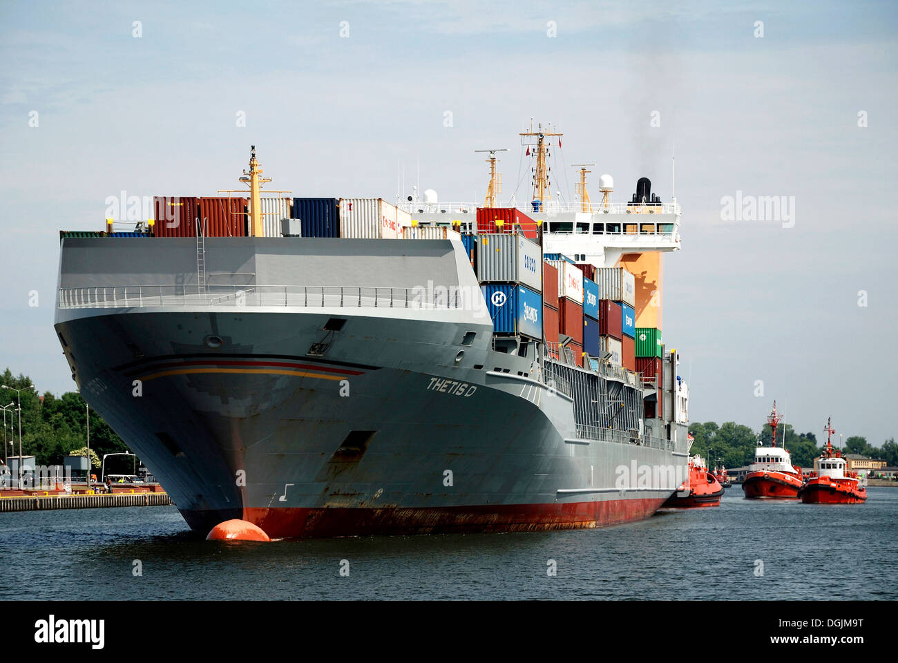 Containerschiff im Meer Hafen von Danzig. Stockfoto