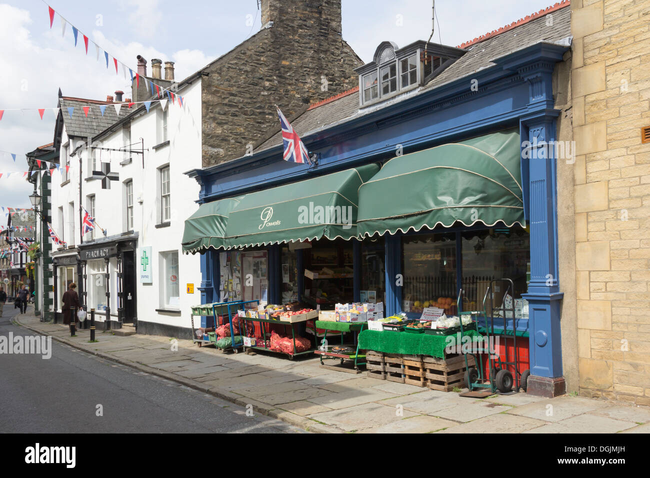 Powells altmodische Gemüsehändler und Obst Verkäufer auf der Main Street in Sedbergh, Cumbria. Stockfoto