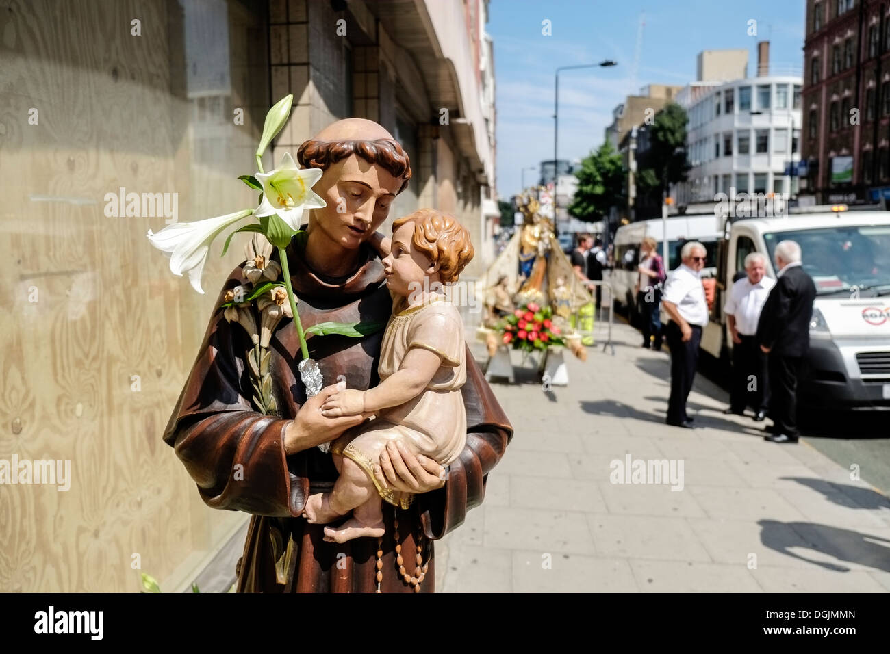 Eine religiöse Holzfigur warten darauf, in der Prozession zu Ehren der Muttergottes von Karmel in London aufgenommen werden. Stockfoto