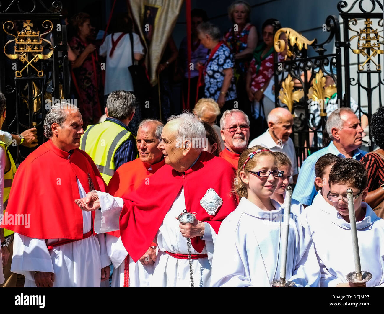 Kirchenvertreter wartet auf den Start der jährlichen Prozession zu Ehren der Muttergottes von Karmel. Stockfoto