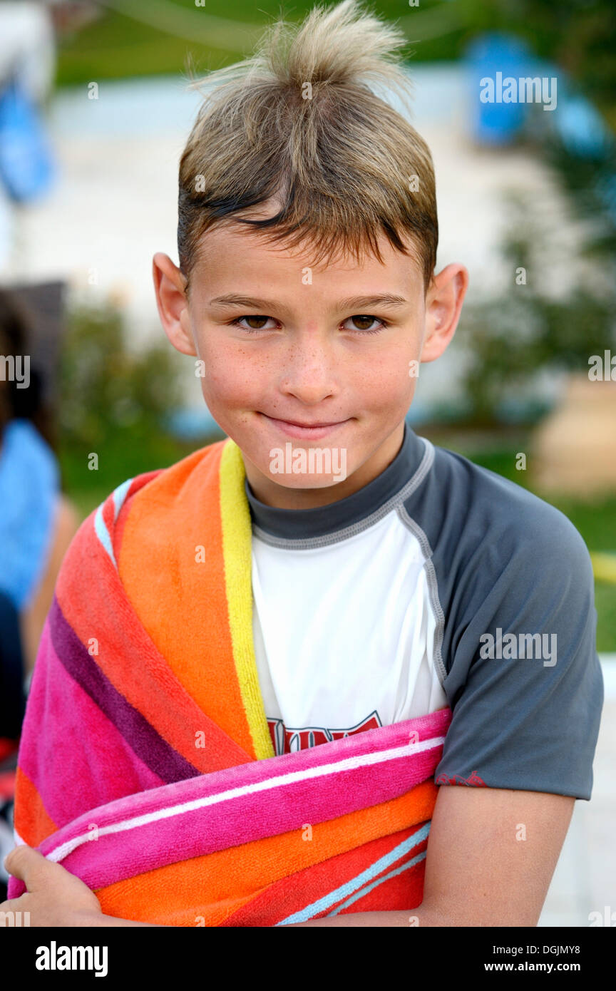 9-Year-Old Boy mit nassen Haaren und einem Handtuch, Lefkas, Griechenland, Europa Stockfoto