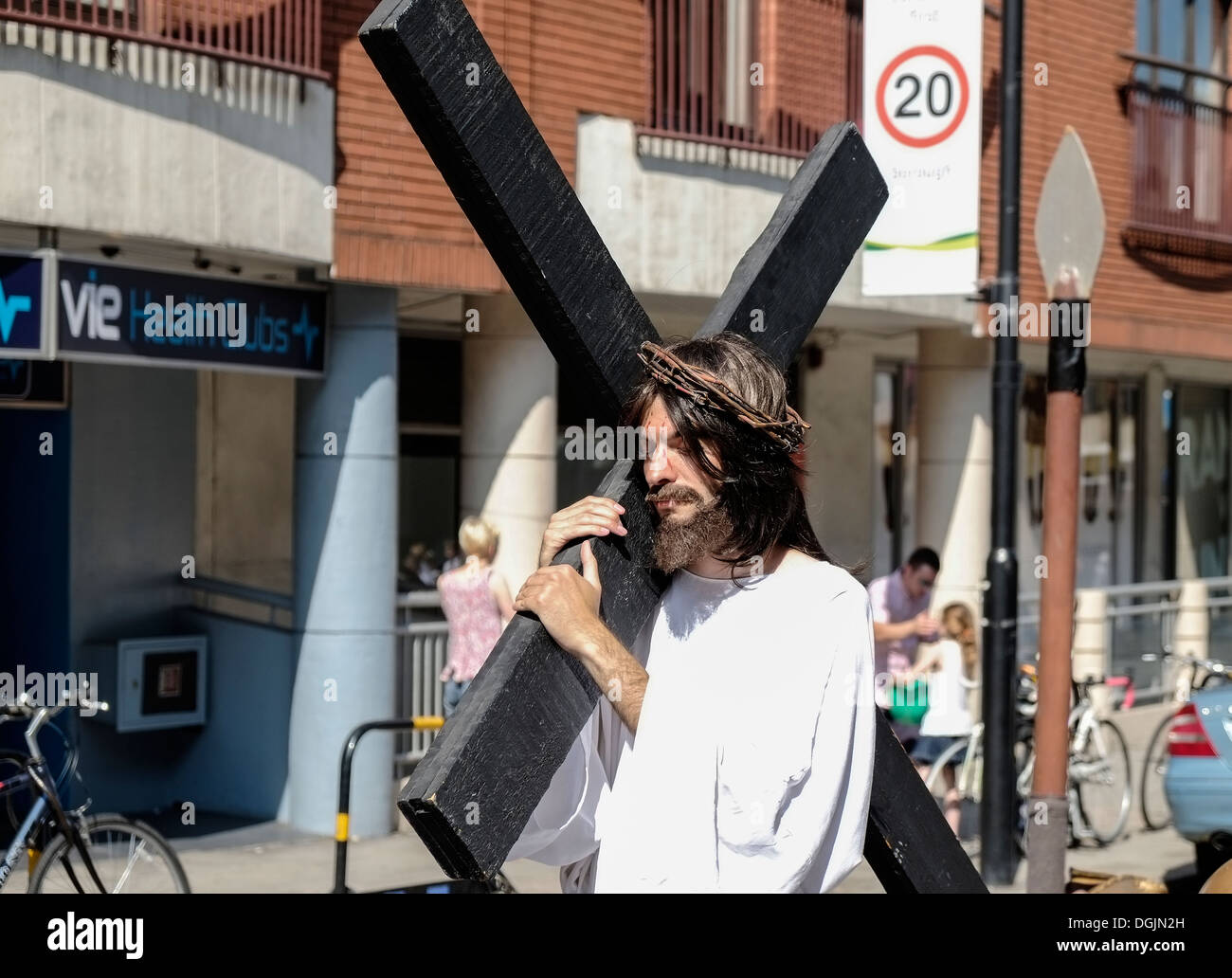 Ein Mann verkleidet als Jesus Christ ein Kreuz zu tragen, als Teil der Prozession zu Ehren der Muttergottes von Karmel. Stockfoto