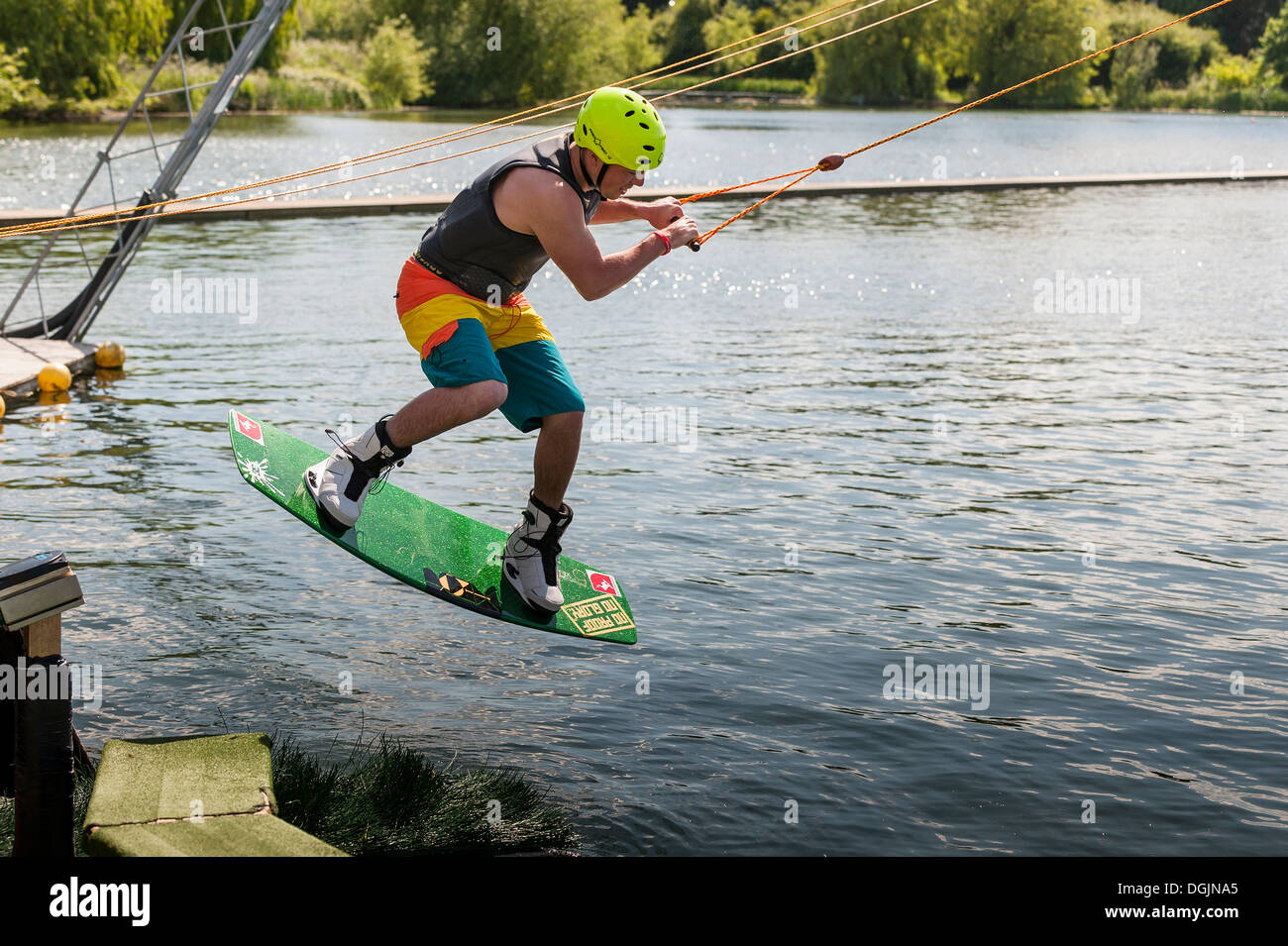 Wakeboarden auf dem Basildon Festival Wakeboard Park in Essex. Stockfoto