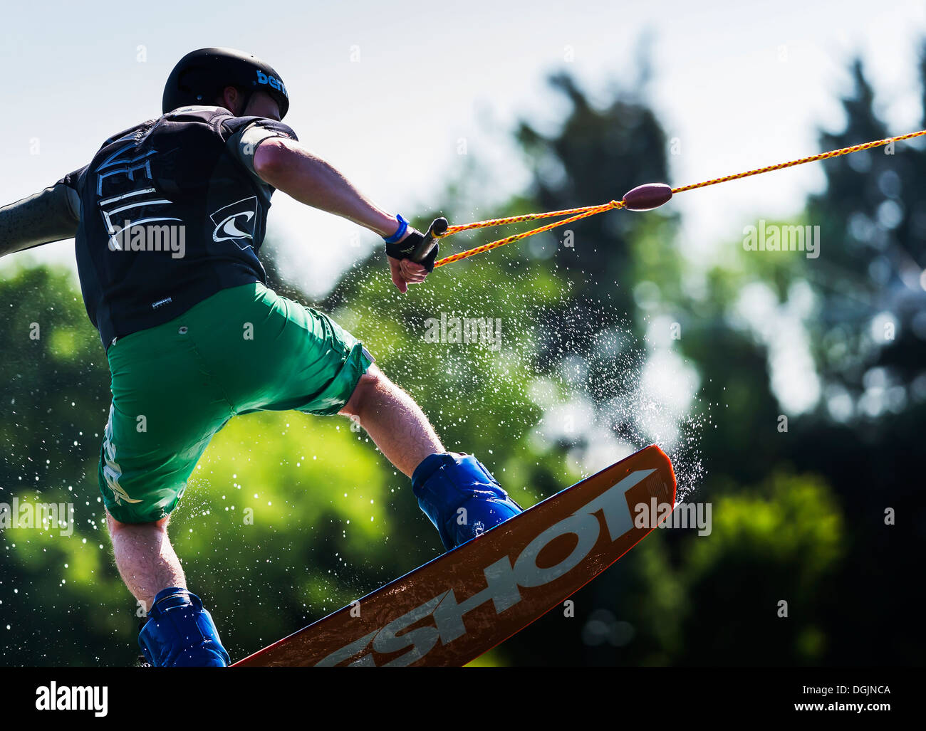 Wakeboarden auf dem Basildon Festival Wakeboard Park in Essex. Stockfoto