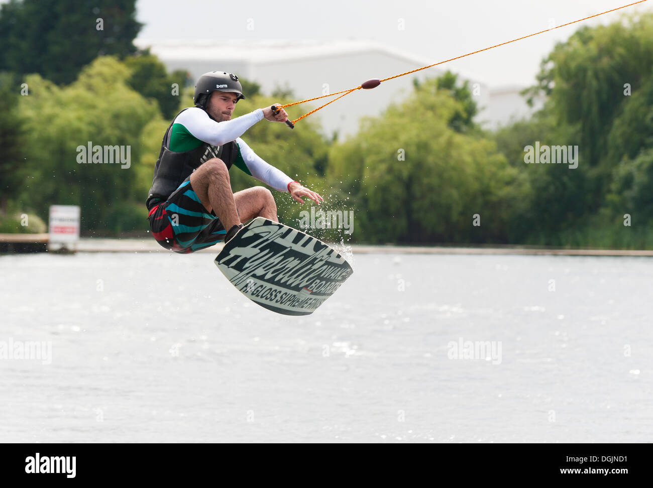 Wakeboarden auf dem Basildon Festival Wakeboard Park in Essex. Stockfoto