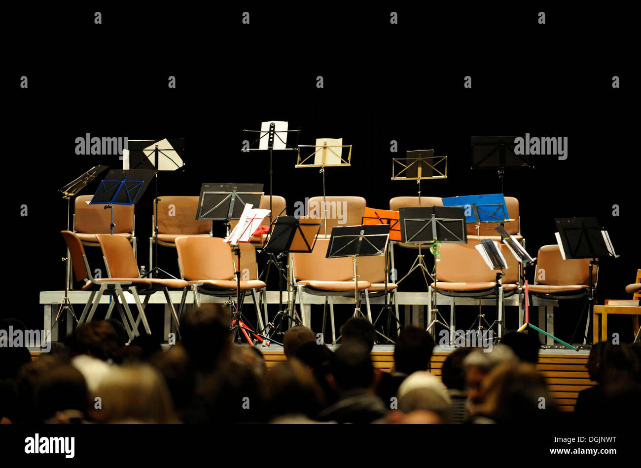 Leere Stühle auf einer Konzertbühne Stockfoto
