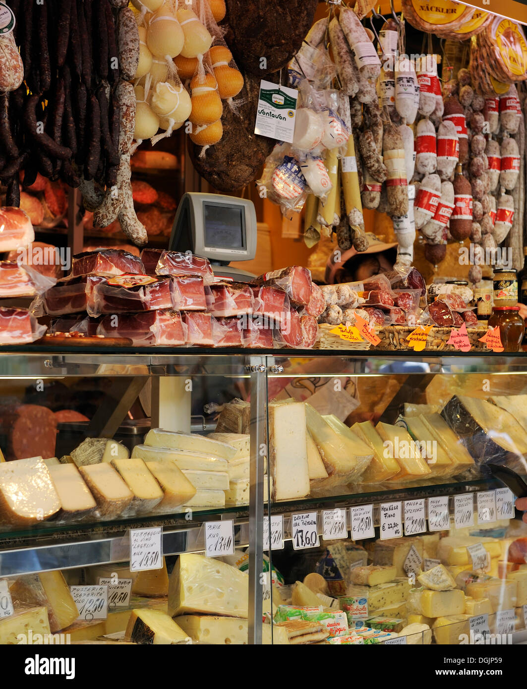 Typische Südtiroler Speck, Salami und Käse, Bozen, Südtirol, Südtirol, Italien, Europa Stockfoto
