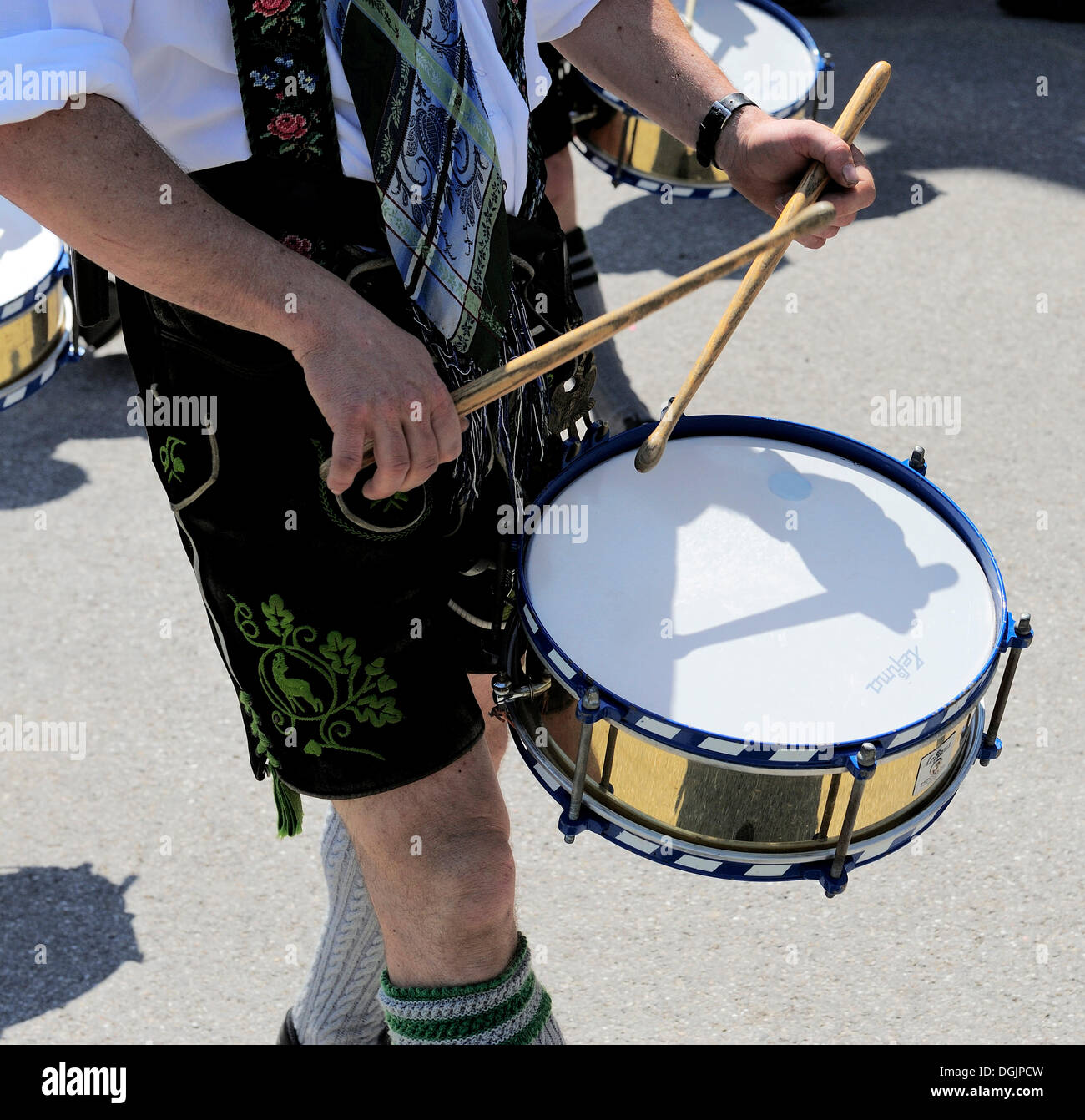 Schlagzeuger bei der Parade zum Loisachgau Folklorefestival, Neufahrn, Bayern, Oberbayern Stockfoto