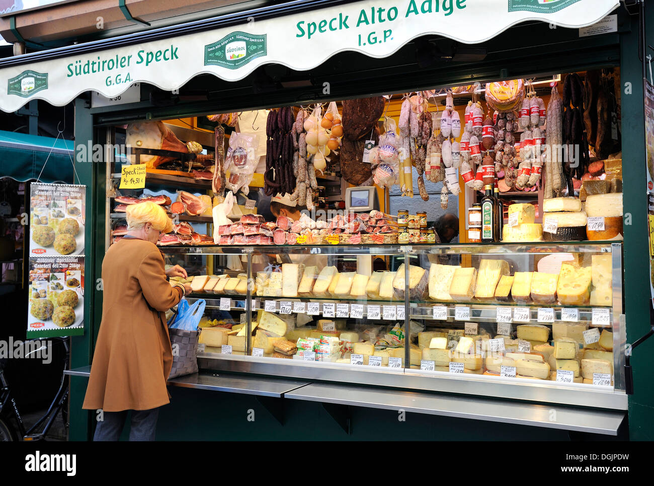 Stall mit typischen Südtiroler Speck, Salami und Käse, Bozen, Südtirol, Südtirol, Italien, Europa Stockfoto
