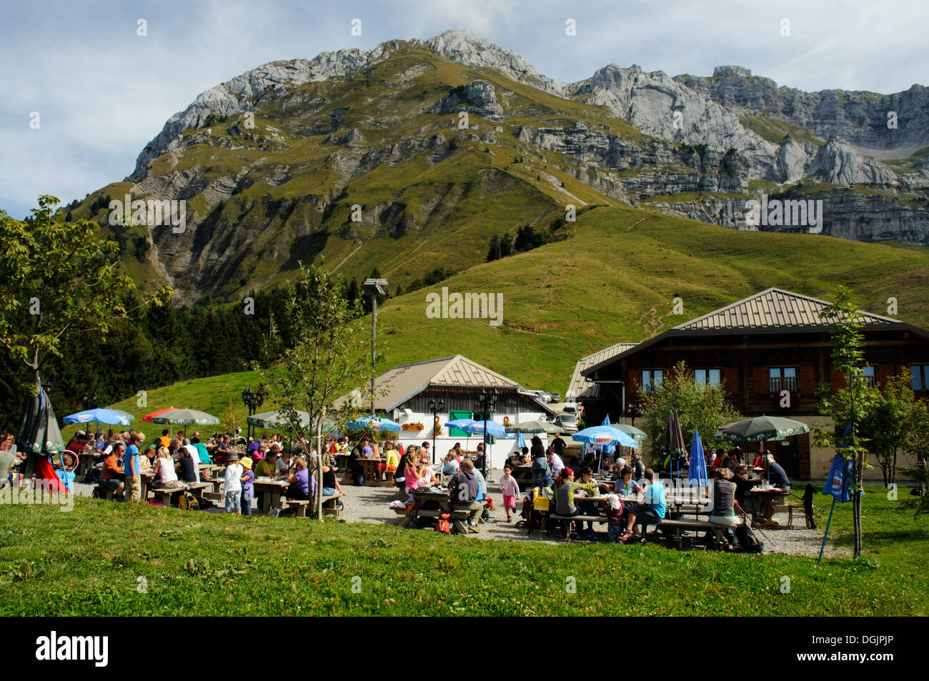Das Chalet de l'Aulb Bergrestaurant in der Nähe von Annecy in Frankreich ist spezialisiert auf Bauernhof gemacht, Reblochon und Wurstwaren. Stockfoto