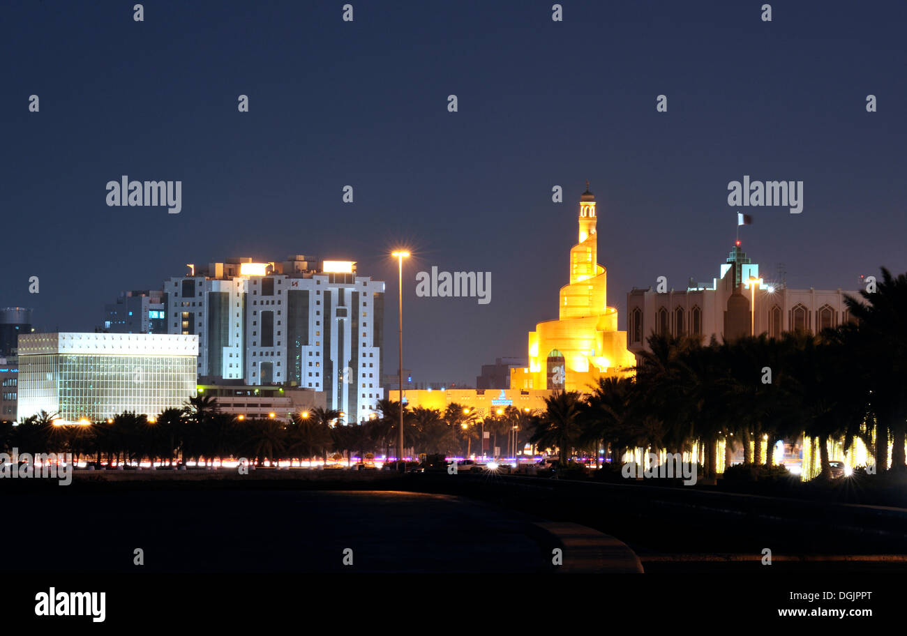 Abendstimmung, spiralförmigen Turm der Fanar, Islamisches Kulturzentrum in Katar, Doha, Qatar, Arabische Halbinsel, Persischer Golf Stockfoto