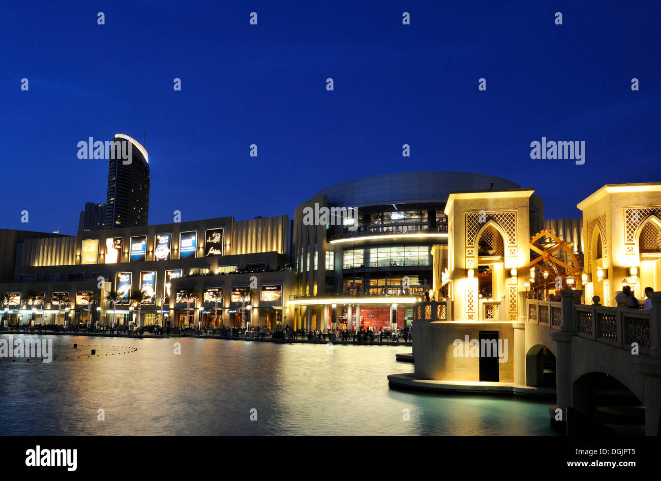 Dubai Mall und Brücke zum Souk Al Bahar, Dubai Business Bay in der Abenddämmerung, Downtown Burj Dubai, Dubai, Vereinigte Arabische Emirate Stockfoto