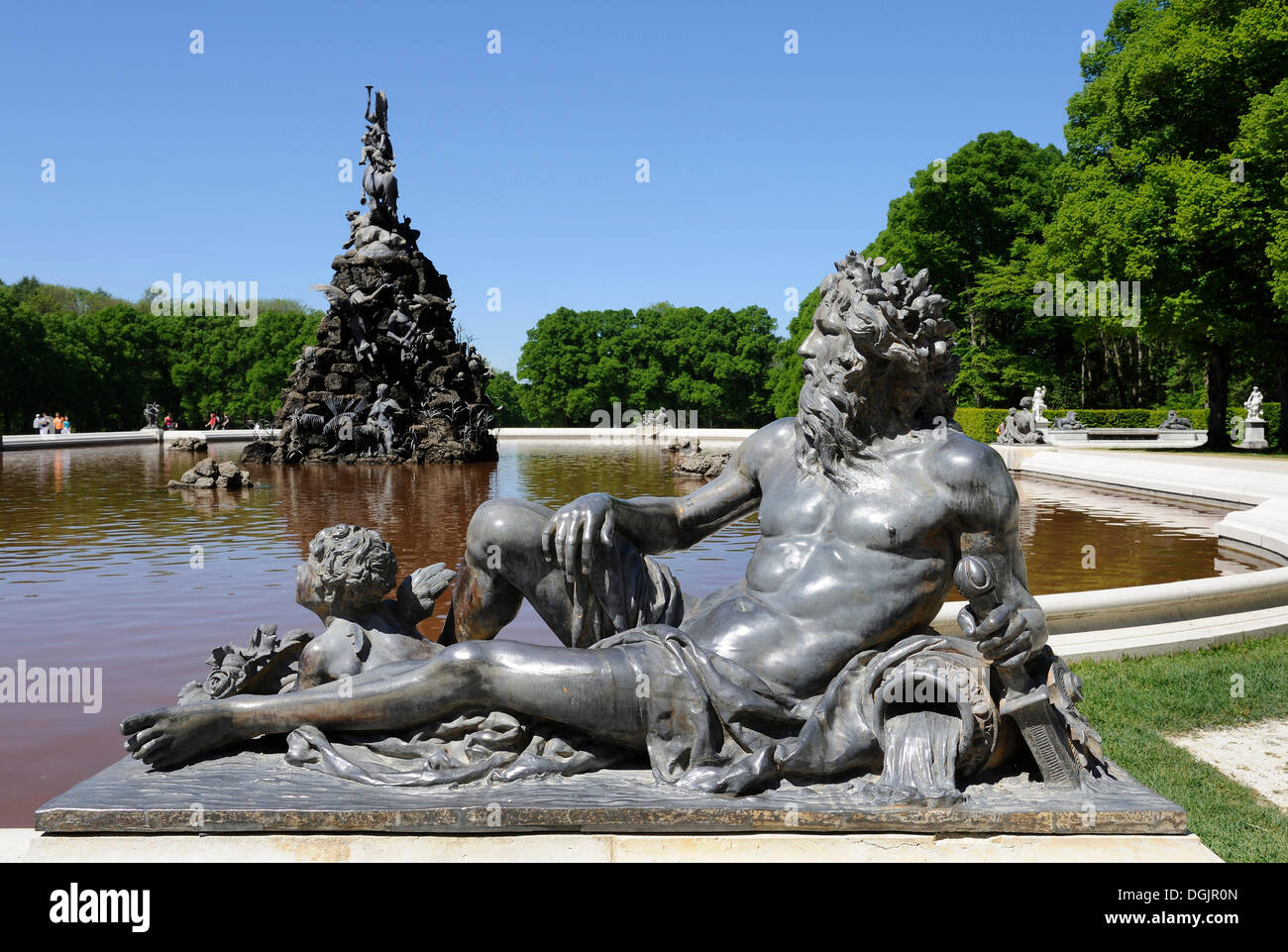 Mythologische Figur am Rand des Teiches des Fama-Brunnens von Rudolf Maison 1884-85, vor dem Schloss Stockfoto