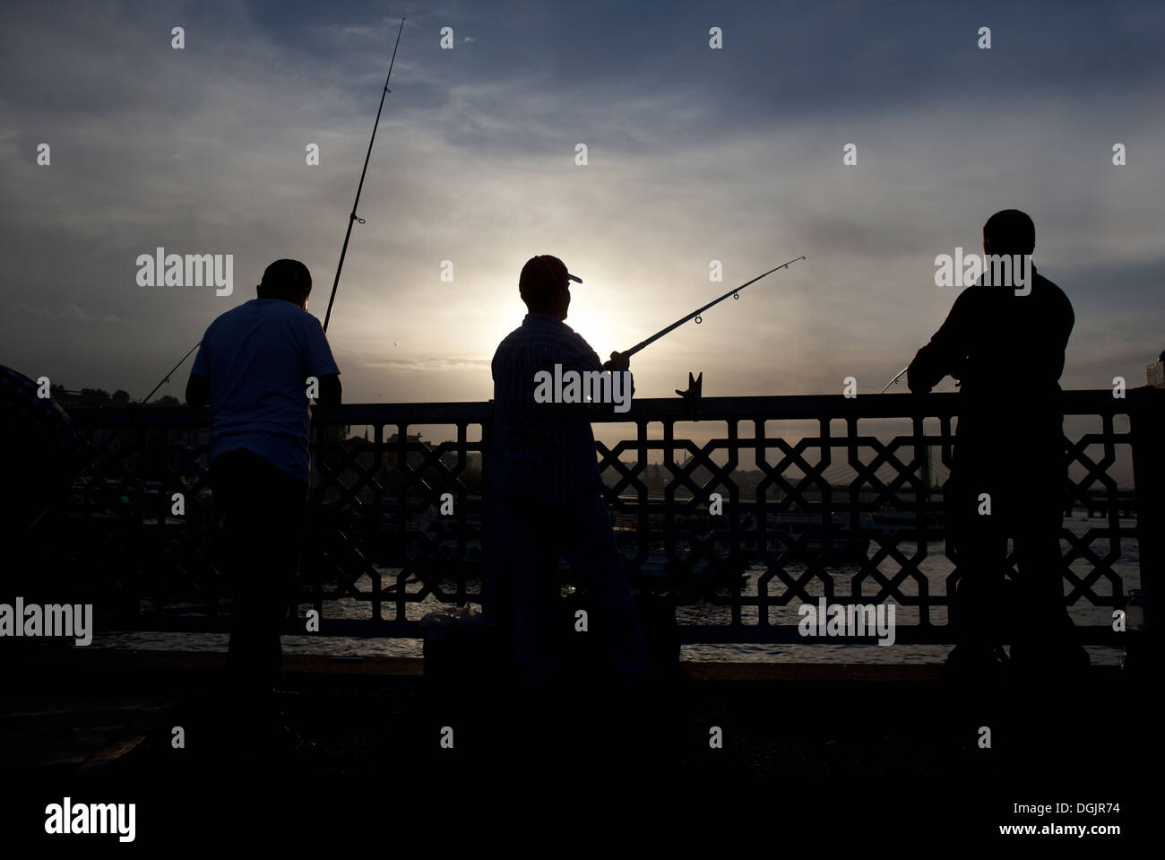Istanbul, Türkei, Fischer auf der Galata-Brücke bei Gegenlicht Stockfoto