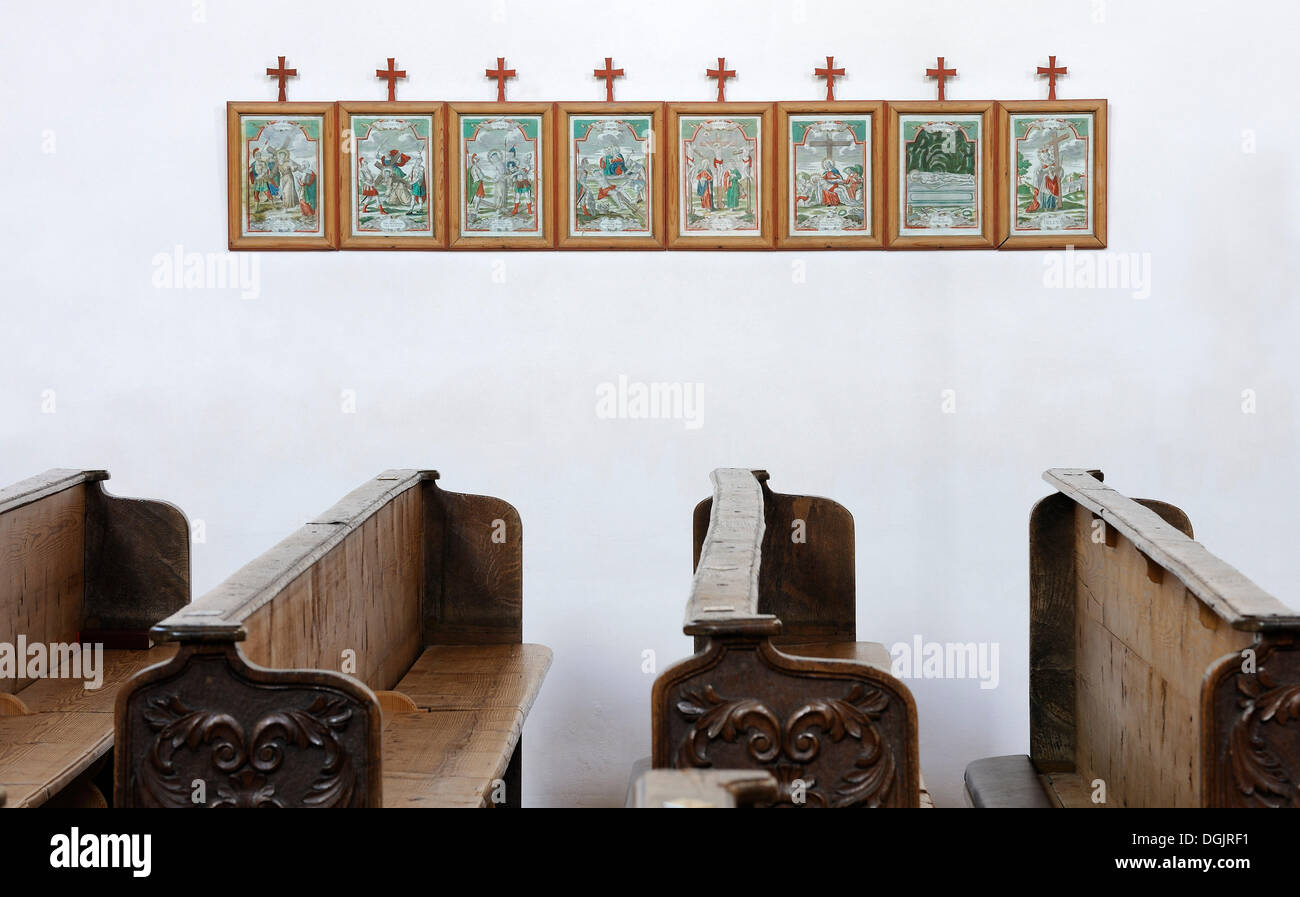 Leere Kirchenbänke, Bilder darstellen die Stationen des Kreuzweges Nummer 8 bis 15 auf der Rückseite, St. Georgskirche, Ruhpolding Stockfoto