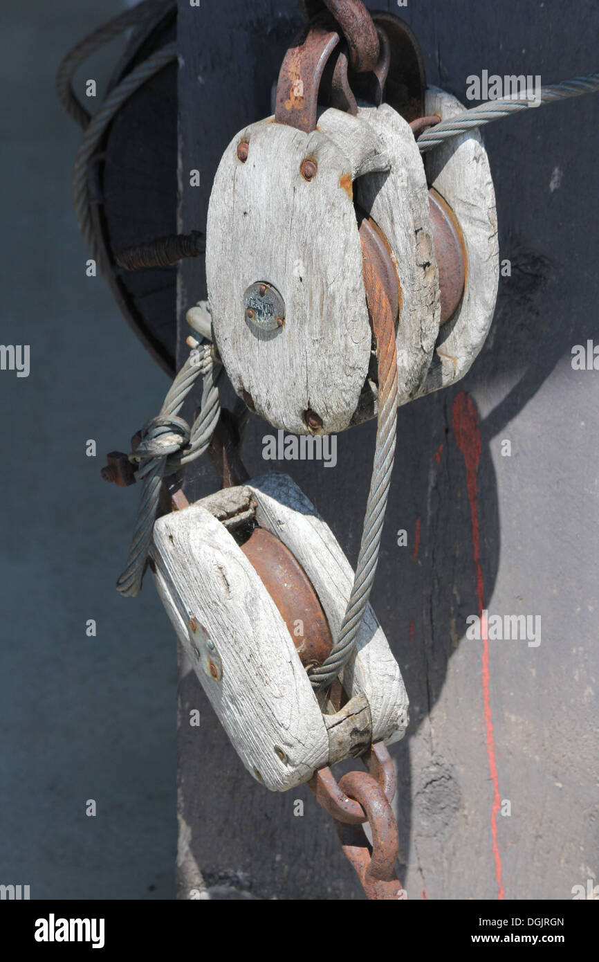 Alte hölzerne Flaschenzug mit Kabel Stockfoto