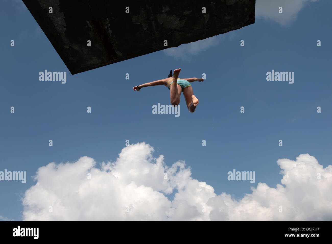 Berlin, Deutschland, springt eine Mädchen vom Sprungturm in den Badeort Friedrich Hagen Stockfoto