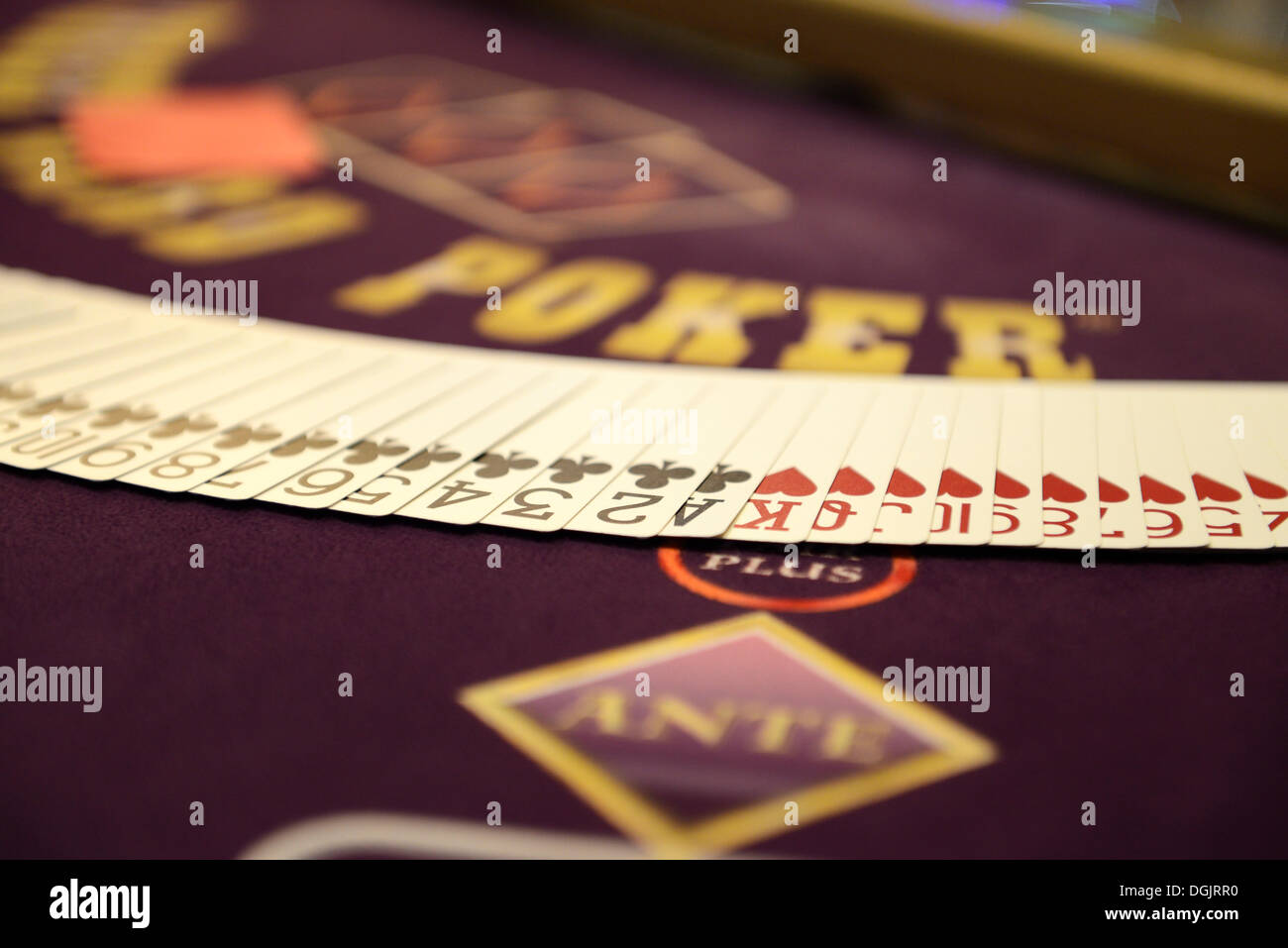 Poker-Tisch mit Kartenspiel Poker, Casino Stockfoto