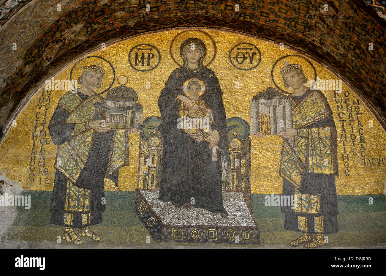 Jungfrau Maria mit dem Jesuskind zwischen Kaiser Constantine mit Modellcharakter für seine neue Stadt von Konstantinopel und Justinian mit Stockfoto