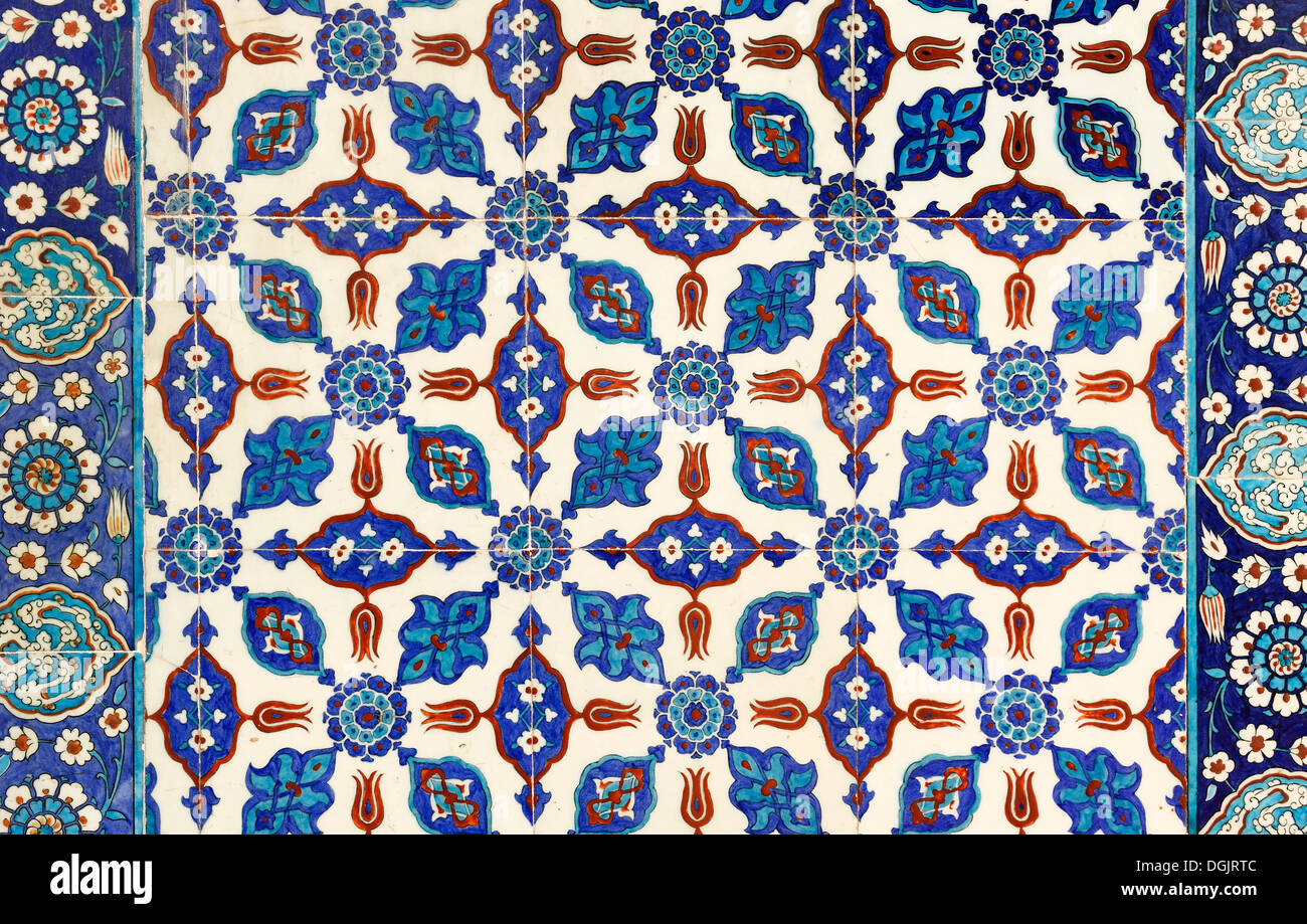 Iznik Fliesen, Rüstem-Pascha-Moschee, die Rüstem Paşa Camii, Eminönü, Istanbul, europäische Seite, Provinz Istanbul, Türkei Stockfoto