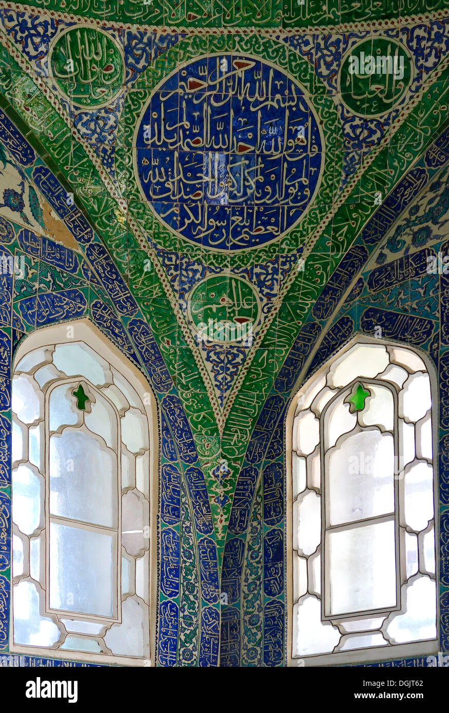 Wandfliesen mit arabischen Zeichen, Harem, Topkapi-Palast, Topkapi Sarayi, Istanbul, europäische Seite, Provinz Istanbul, Türkei Stockfoto