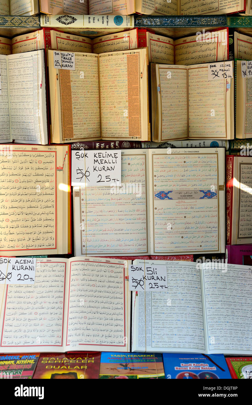 Zweisprachige Koran, islamische Buchhandlung, Eyüp, Istanbul, europäische Seite, Provinz Istanbul, Türkei, europäische Seite Stockfoto