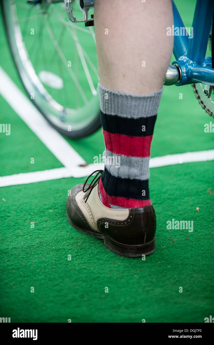 Ein Bursche tragen einen Flügelspitze Schuh bei der Chap-Olympiade in Bedford Square Gardens. Stockfoto