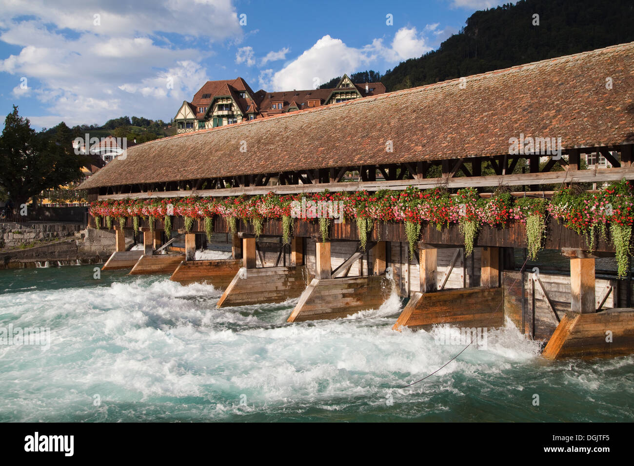 Obere Schleuse zwischen dem Thunersee und den Fluss Aare in Thun, Schweiz. Stockfoto