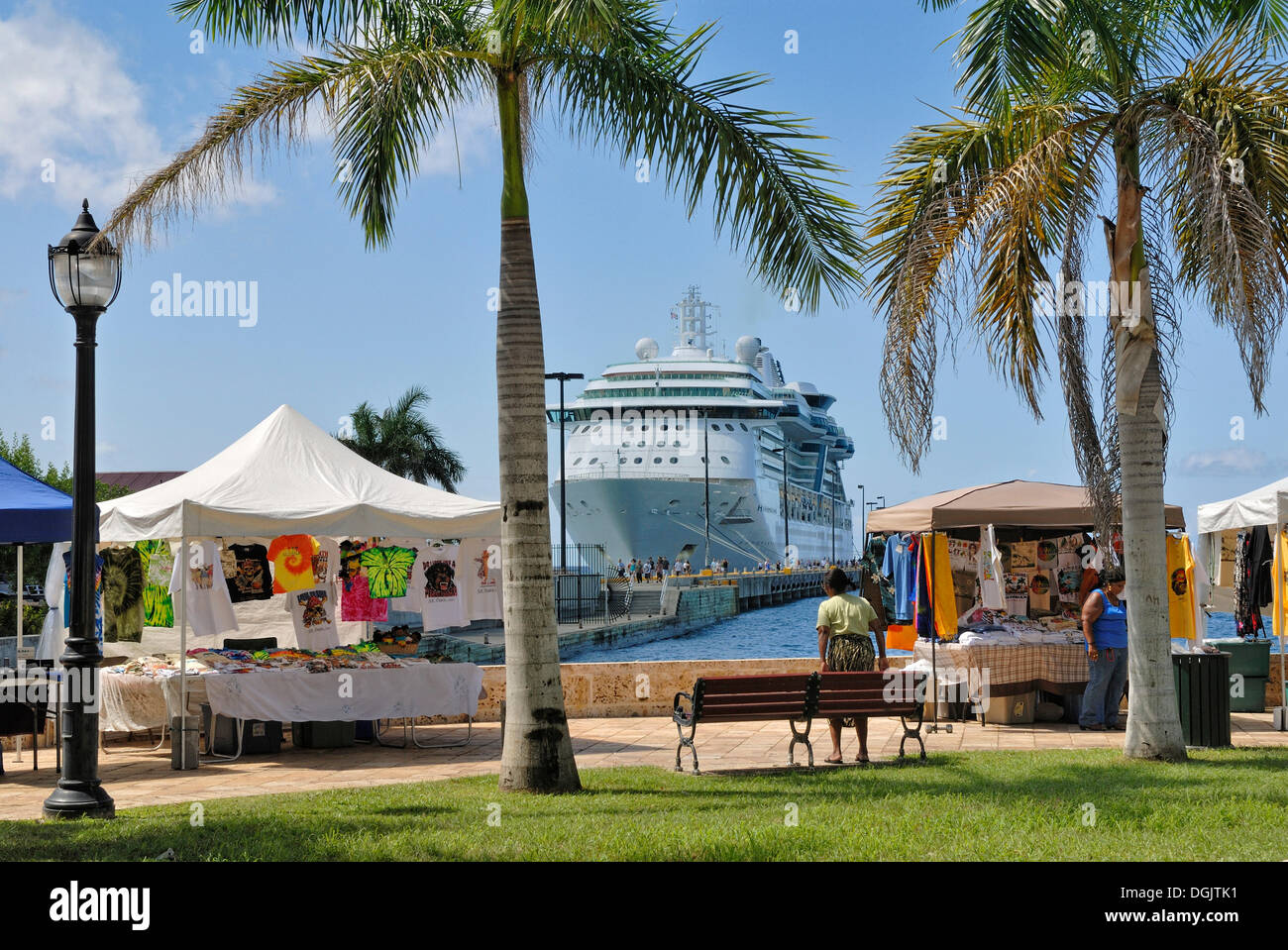 Kreuzfahrt Schiff und Souvenir-Stände auf der Anklagebank in Frederiksted, Insel St. Croix, Amerikanische Jungferninseln, USA Stockfoto