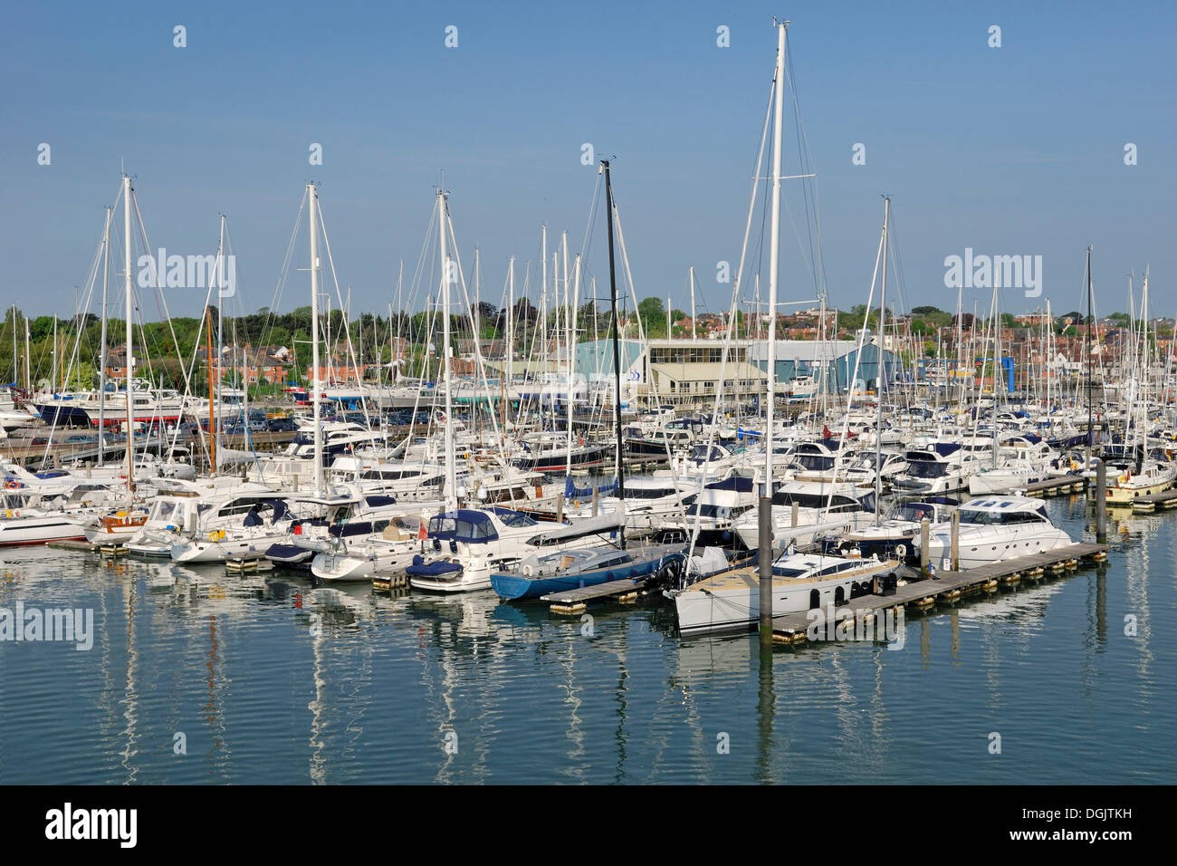 Segelschiffe im Hafen von Lymington, südlichen England, England, Vereinigtes Königreich, Europa Stockfoto