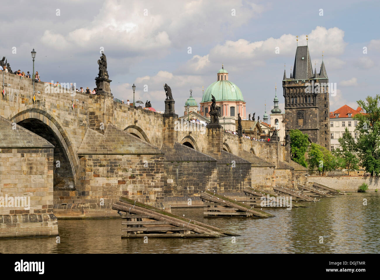 Karlsbrücke mit dem Altstädter Brückenturm, Prag, Tschechische Republik, Europa Stockfoto