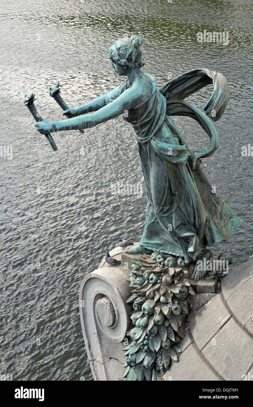 Jugendstil-Statue mit Fackeln, Cechuv Brücke über die Moldau, Prag, Tschechische Republik, Europa Stockfoto