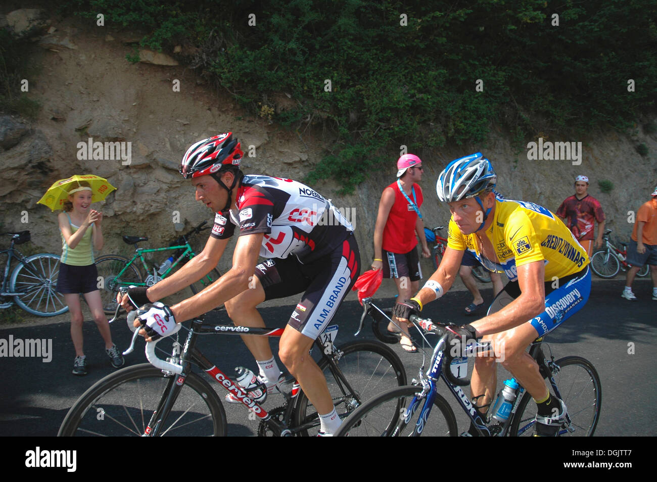 Tour de France 2005 lance Armstrong und Ivan Basso racing, Pla d'adet in den Pyrenäen Stockfoto