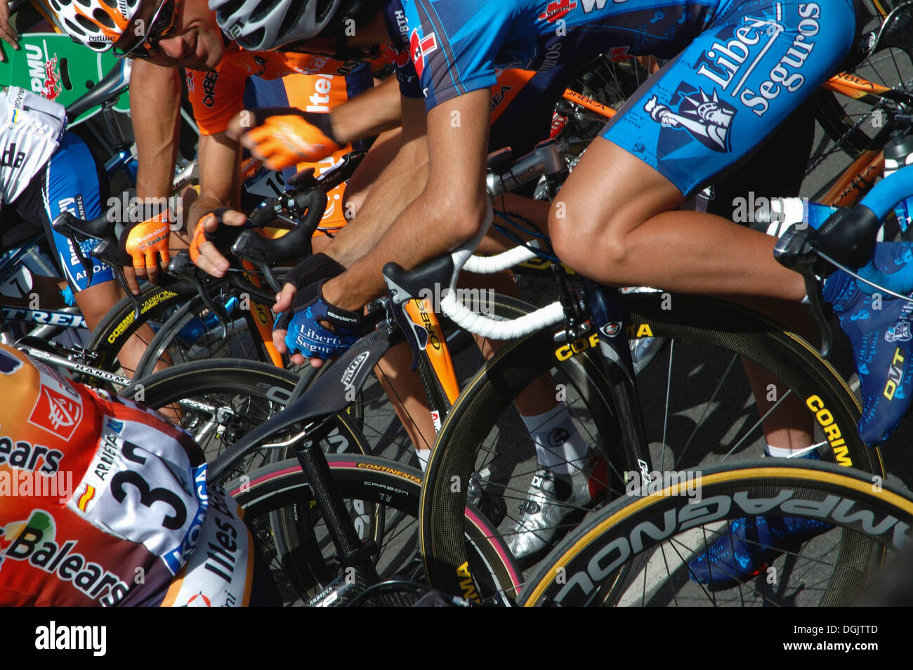 Radfahrer, die darauf warten zu Beginn einer Etappe der Tour de France in Pau Frankreich Stockfoto