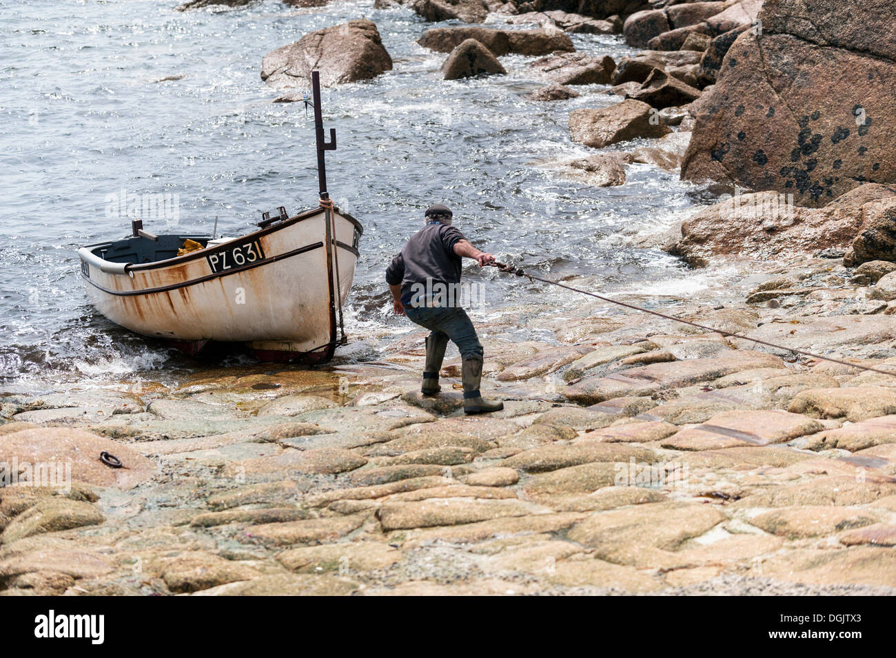 Cornish Fischer seinem Fischerboot in Penberth Cove erholen. Stockfoto