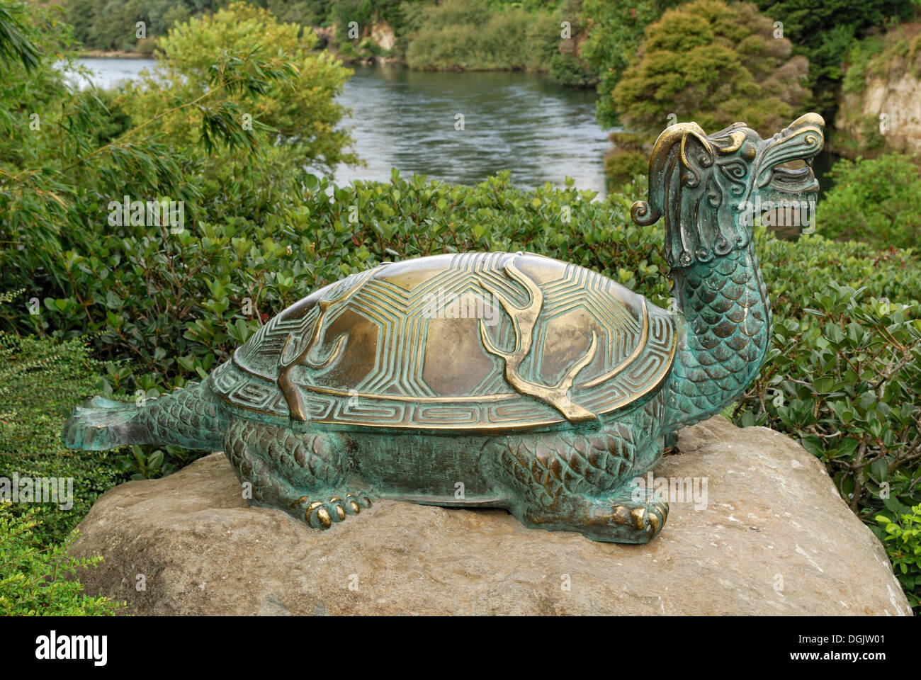 Bronze-Schildkröte, Fabelwesen, japanische Garten der Kontemplation, Hamilton Gardens am Fluss Waikato, Hamilton Stockfoto